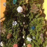 Decora-con-piñas-en-Navidad-