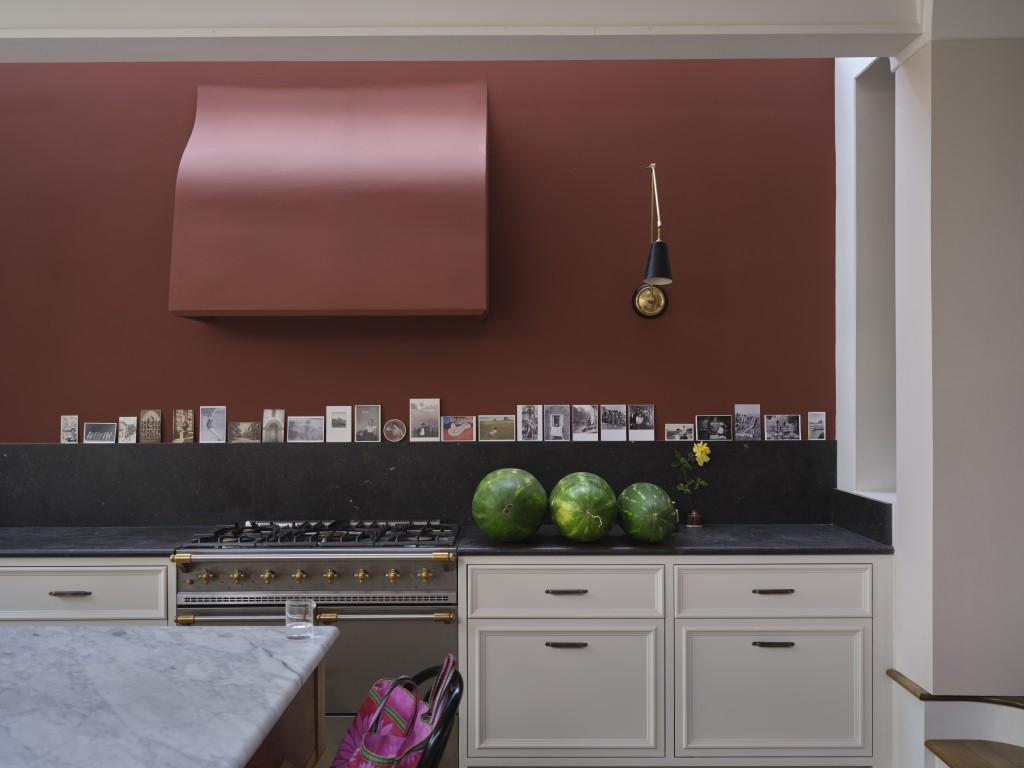 Cocina en etruscan red y scallop.